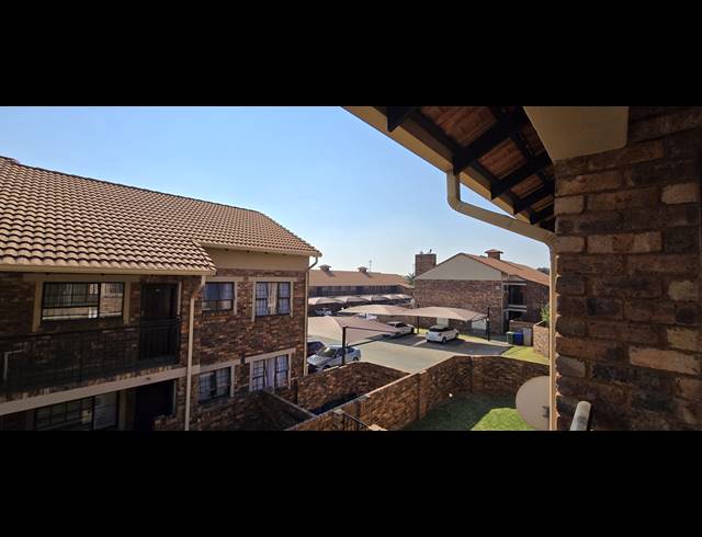 2 BEDROOM TOWNHOUSE FOR SALE IN MAGALIESKRUIN